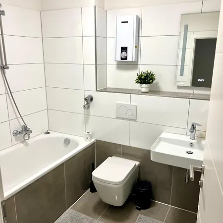 5-bed Apartment, A46 & Station & Wi-fi Apartman Wuppertal