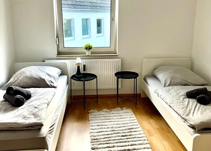 5-bed Apartment, A46 & Station & Wi-fi *