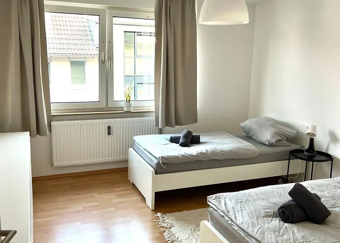 5-bed Apartment, A46 & Station & Wi-fi وبرتال