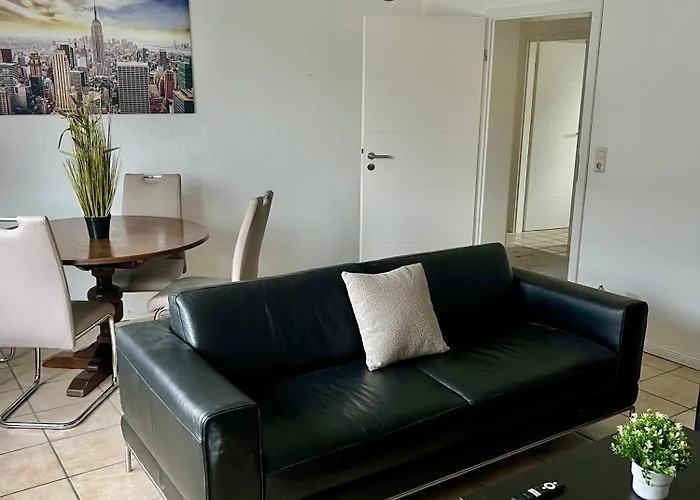 5-bed Apartment, A46 & Station & Wi-fi شقة وبرتال